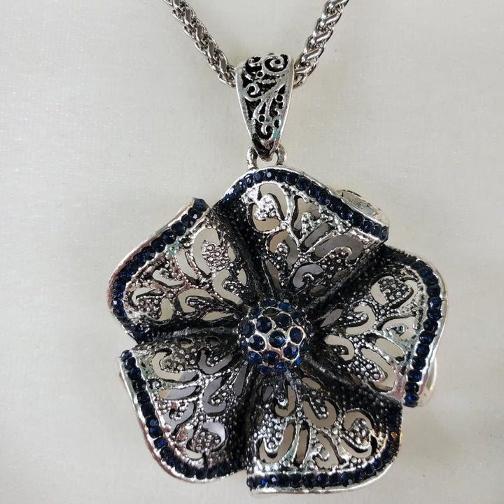 Kraken flower necklace